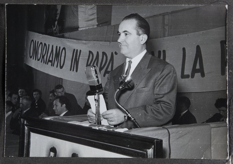 Reggio Emilia, 1955, Teatro Municipale, Festeggiamenti per l'80° di Alcide Cervi, particolare di uno dei relatori